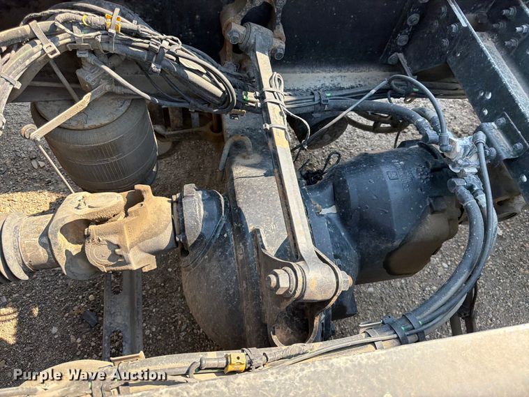 image for item YA4214 2019 Volvo VNL semi truck