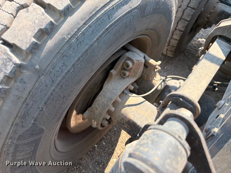 image for item YA4214 2019 Volvo VNL semi truck