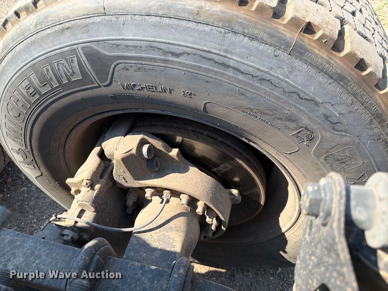 image for item YA4214 2019 Volvo VNL semi truck