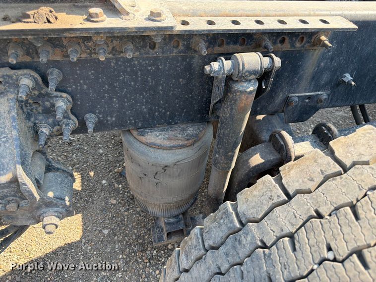 image for item YA4214 2019 Volvo VNL semi truck