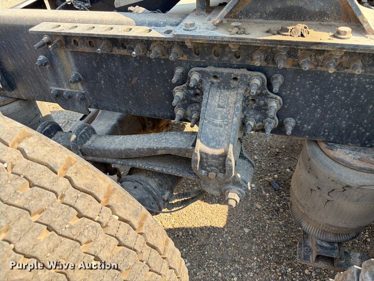 image for item YA4214 2019 Volvo VNL semi truck