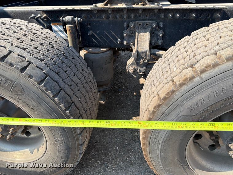 image for item YA4214 2019 Volvo VNL semi truck