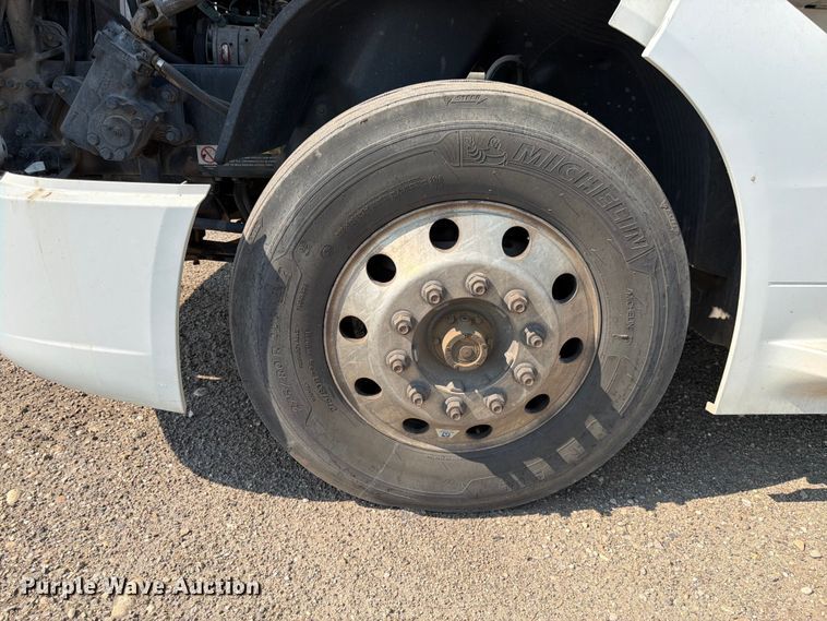 image for item YA4214 2019 Volvo VNL semi truck
