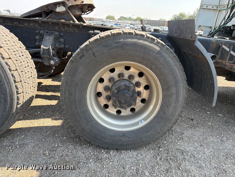 image for item YA4214 2019 Volvo VNL semi truck