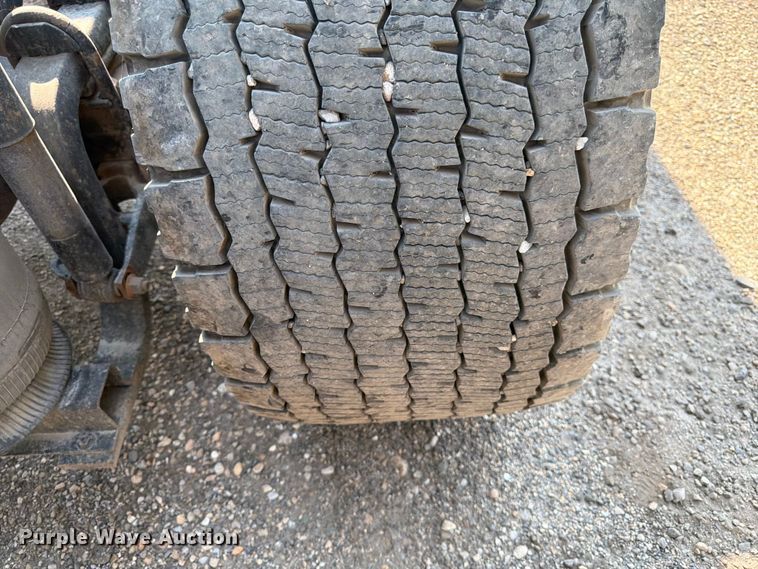 image for item YA4214 2019 Volvo VNL semi truck