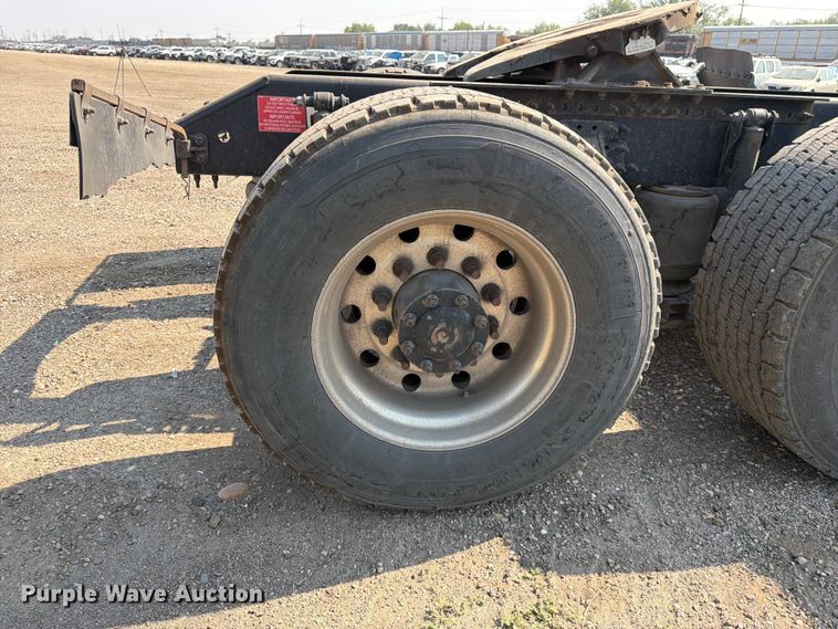 image for item YA4214 2019 Volvo VNL semi truck