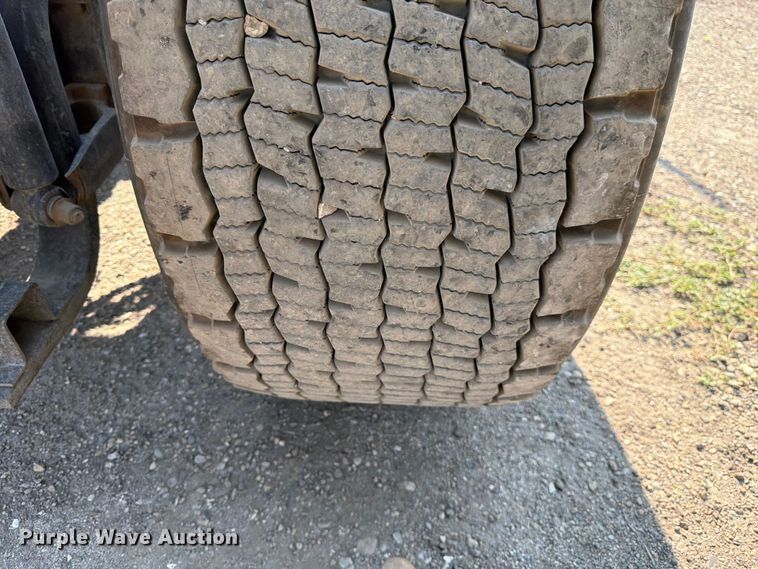 image for item YA4214 2019 Volvo VNL semi truck