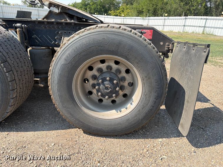 image for item YA4214 2019 Volvo VNL semi truck