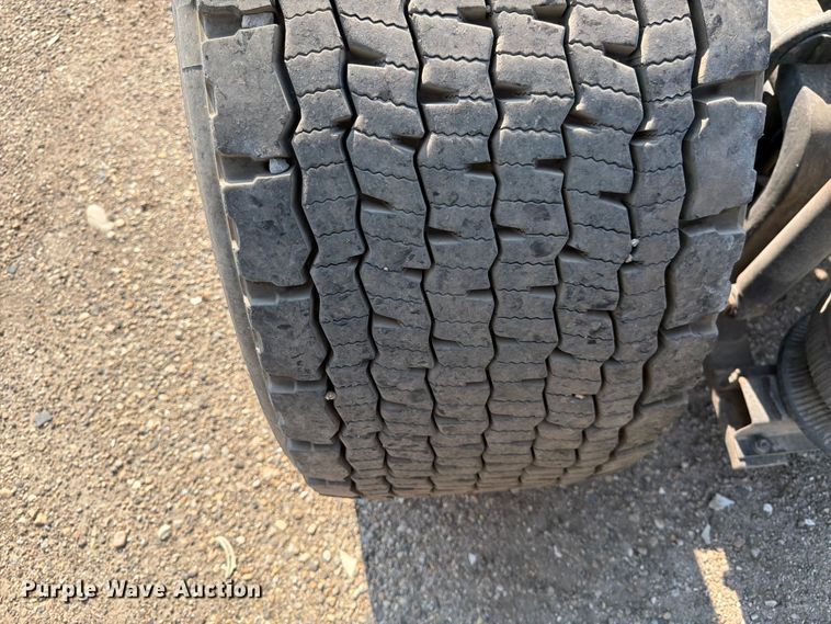 image for item YA4214 2019 Volvo VNL semi truck