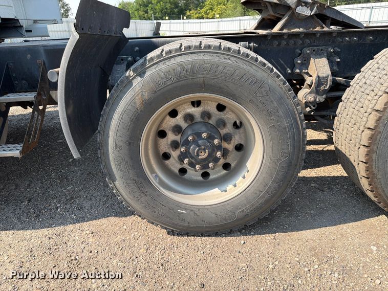 image for item YA4214 2019 Volvo VNL semi truck