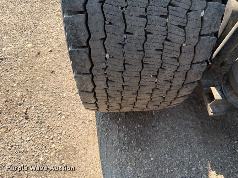 image for item YA4214 2019 Volvo VNL semi truck