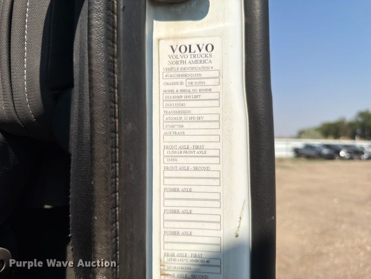 image for item YA4214 2019 Volvo VNL semi truck
