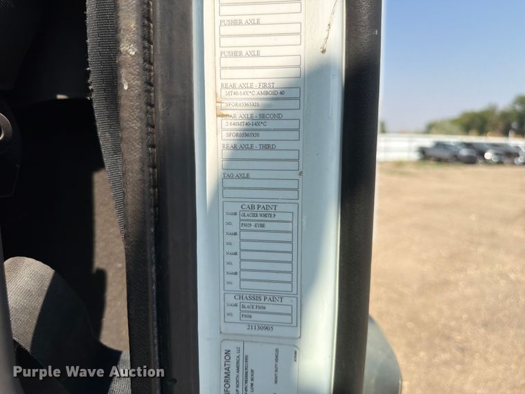 image for item YA4214 2019 Volvo VNL semi truck