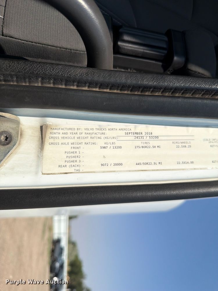 image for item YA4214 2019 Volvo VNL semi truck