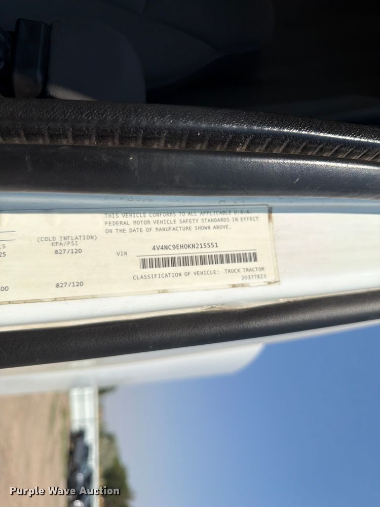 image for item YA4214 2019 Volvo VNL semi truck