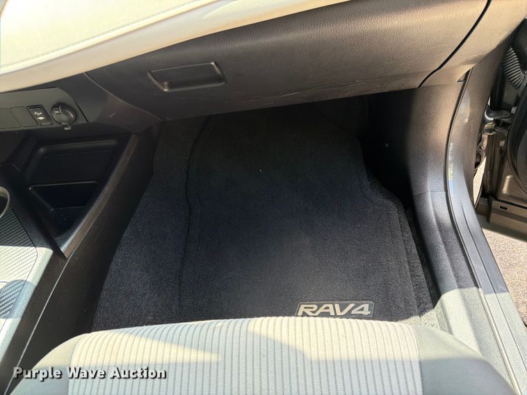 image for item DQ7948 2013 Toyota RAV4 LE SUV