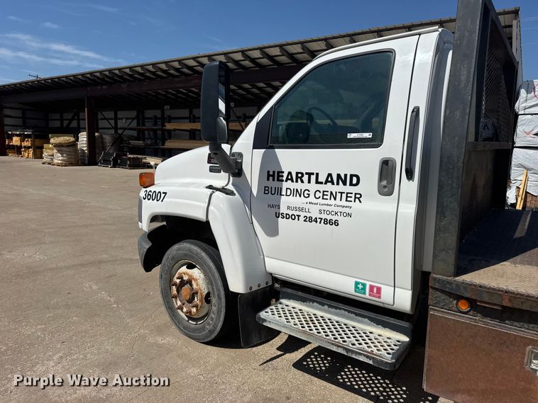 image for item DY3080 2006 GMC C5500 flatbed truck