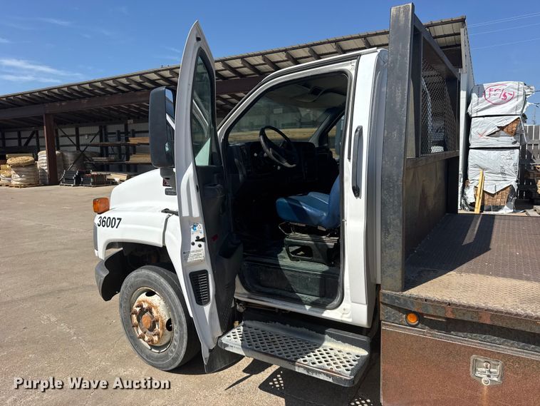 image for item DY3080 2006 GMC C5500 flatbed truck