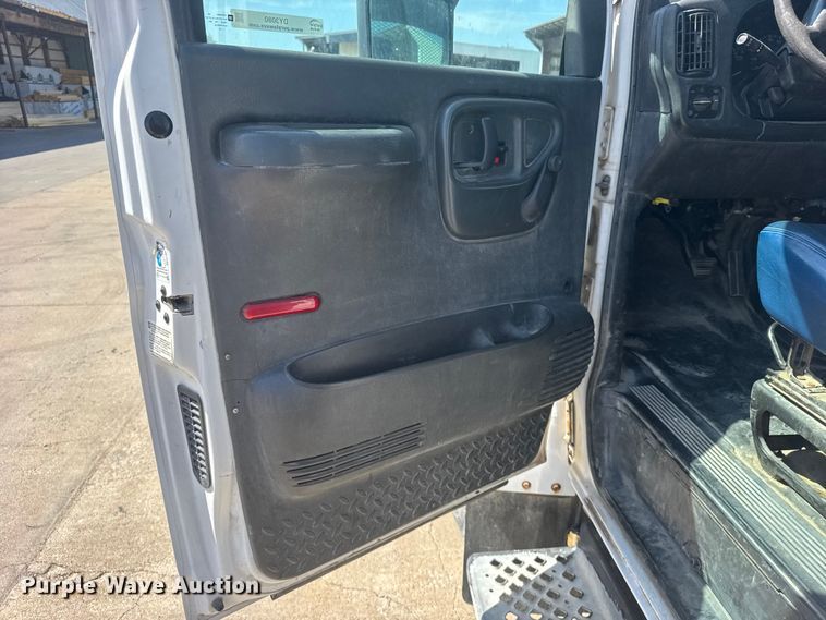 image for item DY3080 2006 GMC C5500 flatbed truck