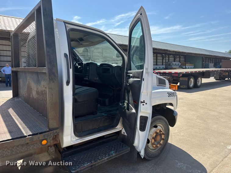 image for item DY3080 2006 GMC C5500 flatbed truck