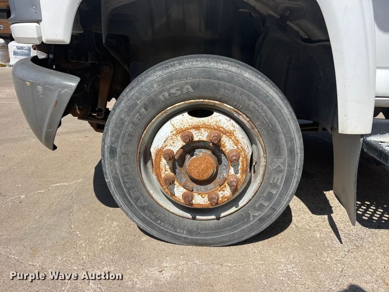 image for item DY3080 2006 GMC C5500 flatbed truck