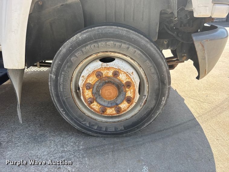 image for item DY3080 2006 GMC C5500 flatbed truck