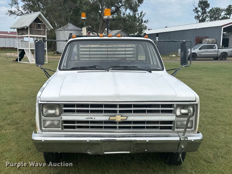 image for item DY3154 1986 Chevrolet C30 flatbed pickup truck