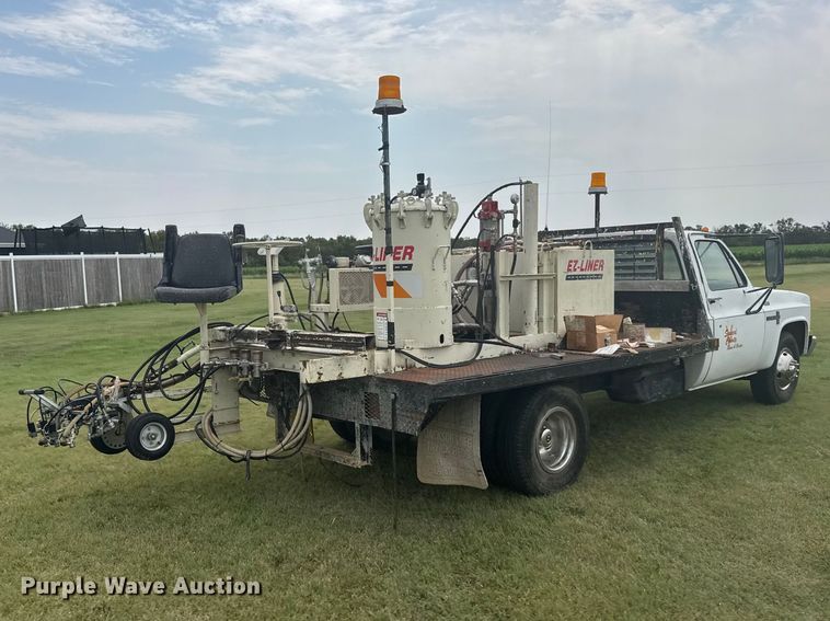 image for item DY3154 1986 Chevrolet C30 flatbed pickup truck
