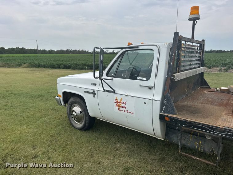 image for item DY3154 1986 Chevrolet C30 flatbed pickup truck