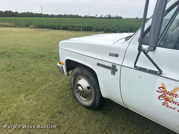 image for item DY3154 1986 Chevrolet C30 flatbed pickup truck