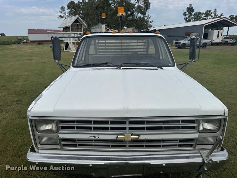 image for item DY3154 1986 Chevrolet C30 flatbed pickup truck
