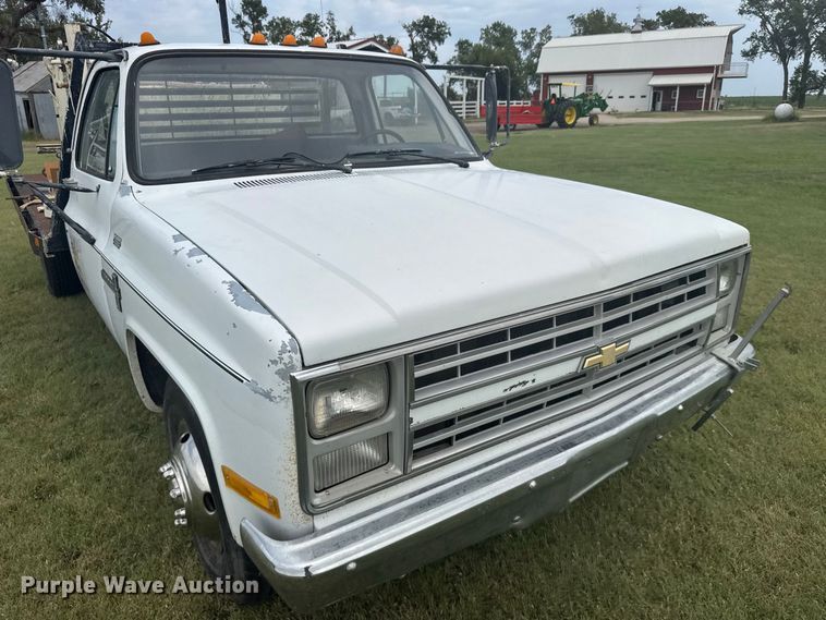 image for item DY3154 1986 Chevrolet C30 flatbed pickup truck