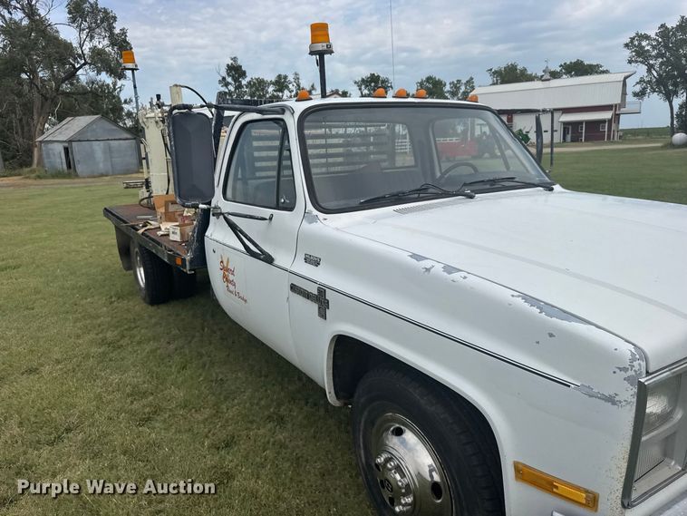 image for item DY3154 1986 Chevrolet C30 flatbed pickup truck