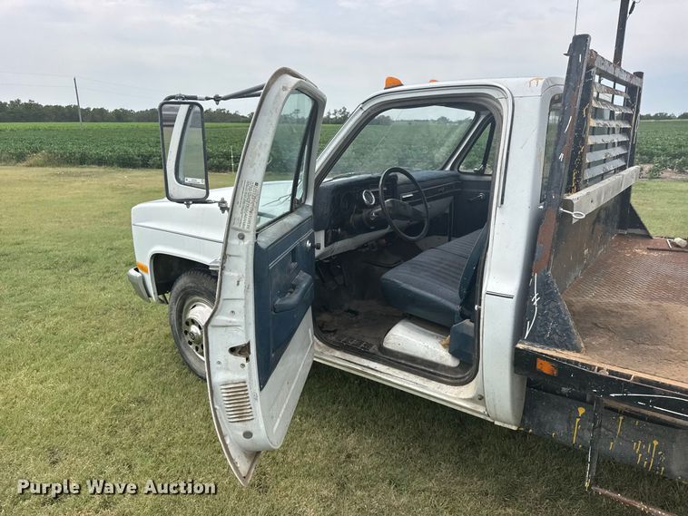 image for item DY3154 1986 Chevrolet C30 flatbed pickup truck