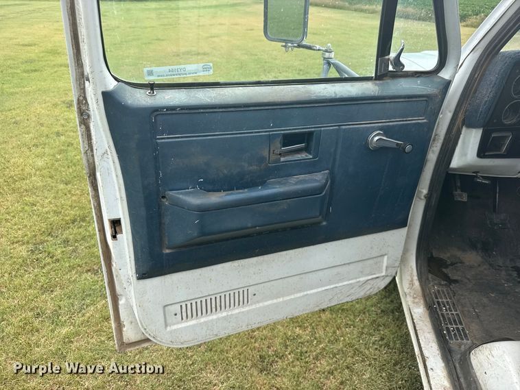 image for item DY3154 1986 Chevrolet C30 flatbed pickup truck