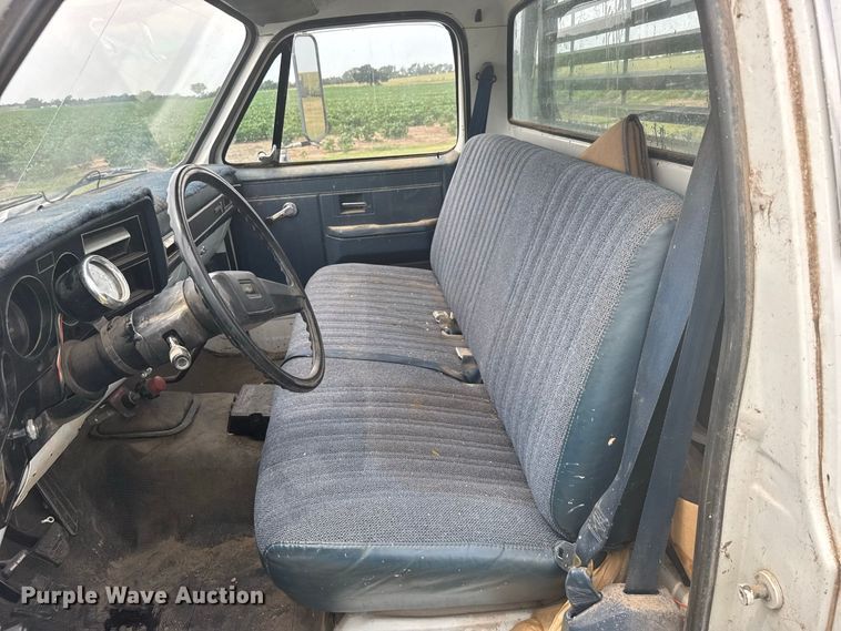 image for item DY3154 1986 Chevrolet C30 flatbed pickup truck