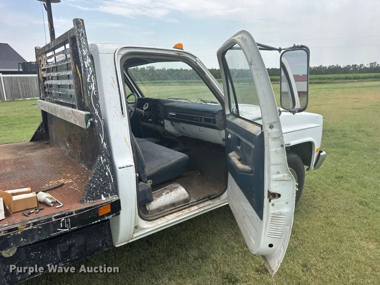image for item DY3154 1986 Chevrolet C30 flatbed pickup truck