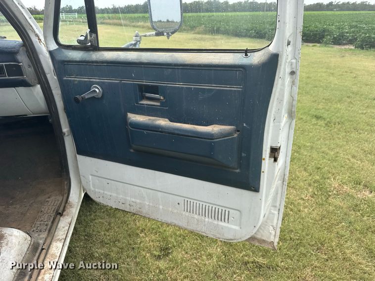image for item DY3154 1986 Chevrolet C30 flatbed pickup truck