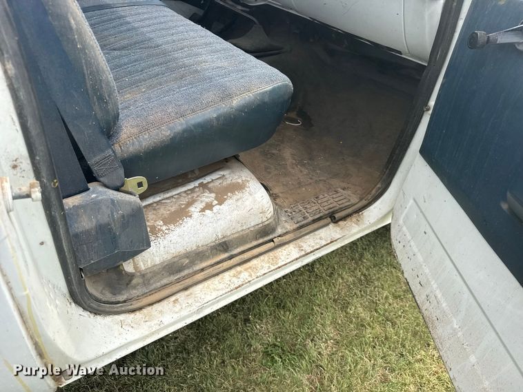 image for item DY3154 1986 Chevrolet C30 flatbed pickup truck