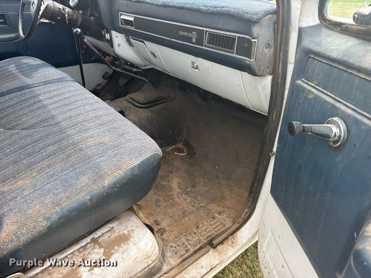 image for item DY3154 1986 Chevrolet C30 flatbed pickup truck