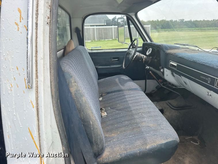 image for item DY3154 1986 Chevrolet C30 flatbed pickup truck