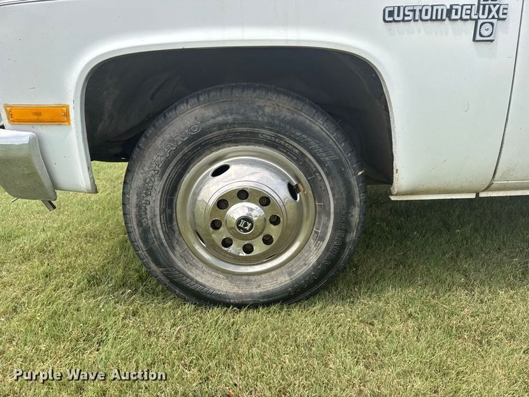 image for item DY3154 1986 Chevrolet C30 flatbed pickup truck