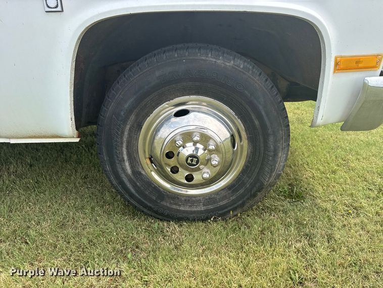 image for item DY3154 1986 Chevrolet C30 flatbed pickup truck