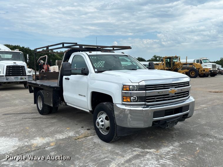 image for item DZ4546 2017 Chevrolet Silverado 3500HD Flatbed pickup truck