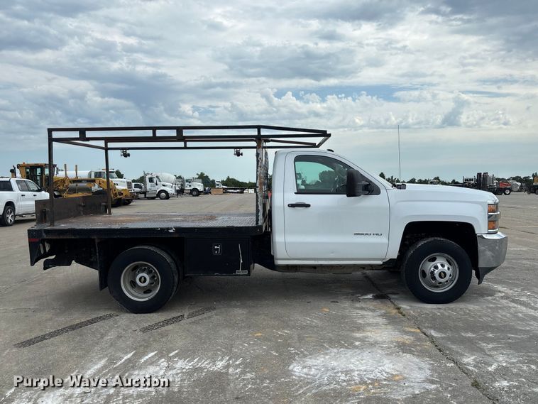 image for item DZ4546 2017 Chevrolet Silverado 3500HD Flatbed pickup truck