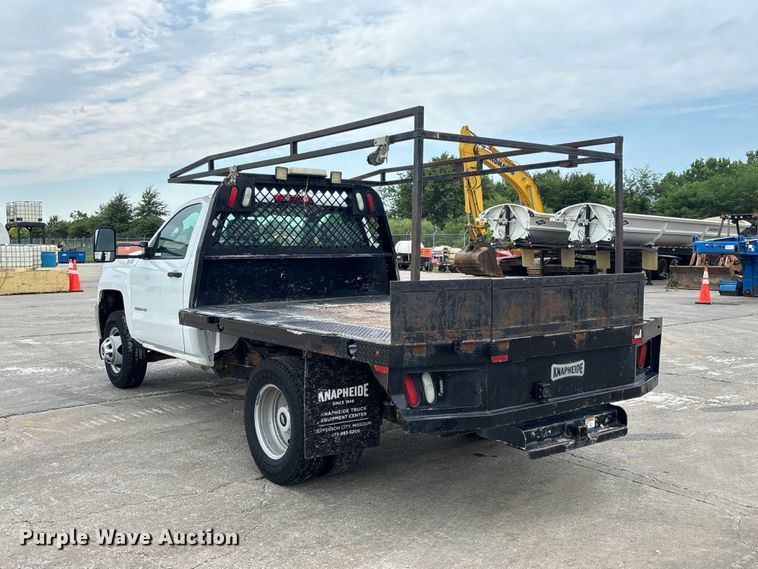 image for item DZ4546 2017 Chevrolet Silverado 3500HD Flatbed pickup truck