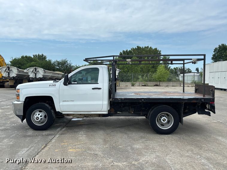 image for item DZ4546 2017 Chevrolet Silverado 3500HD Flatbed pickup truck