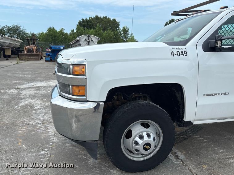 image for item DZ4546 2017 Chevrolet Silverado 3500HD Flatbed pickup truck