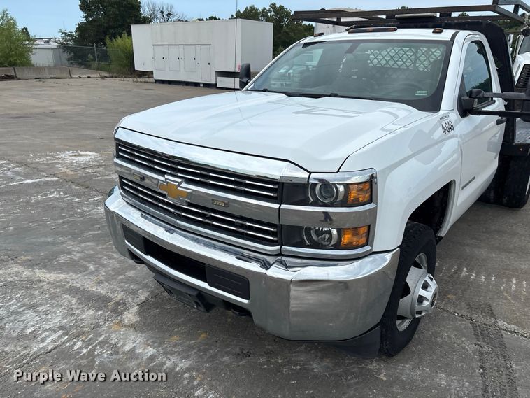 image for item DZ4546 2017 Chevrolet Silverado 3500HD Flatbed pickup truck