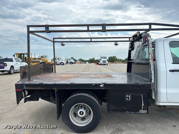 image for item DZ4546 2017 Chevrolet Silverado 3500HD Flatbed pickup truck
